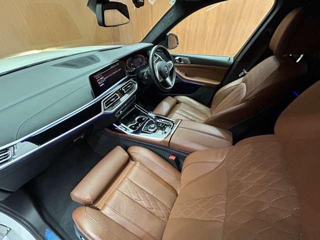 X7 xDrive 35d Mスポーツ サンルーフ 2列目コンフォートシート リアエンターテイメント harmankardon OP22インチAW 茶革シート シートヒーター ベンチレーション 電動リアゲート パーキングアシストプラス(46枚目)