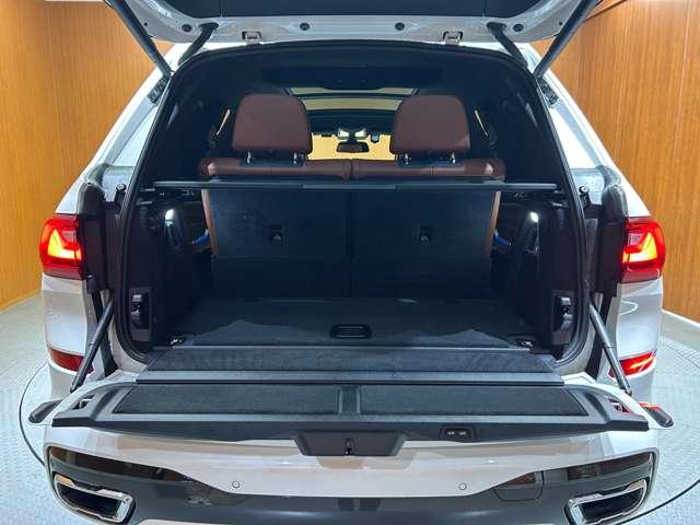 X7 xDrive 35d Mスポーツ サンルーフ 2列目コンフォートシート リアエンターテイメント harmankardon OP22インチAW 茶革シート シートヒーター ベンチレーション 電動リアゲート パーキングアシストプラス(63枚目)