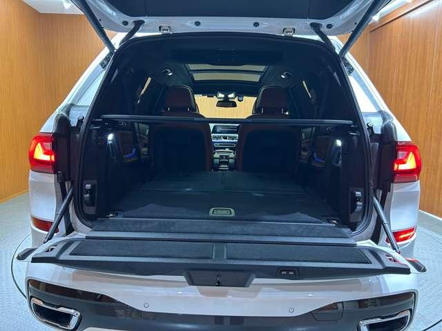 X7 xDrive 35d Mスポーツ サンルーフ 2列目コンフォートシート リアエンターテイメント harmankardon OP22インチAW 茶革シート シートヒーター ベンチレーション 電動リアゲート パーキングアシストプラス(65枚目)