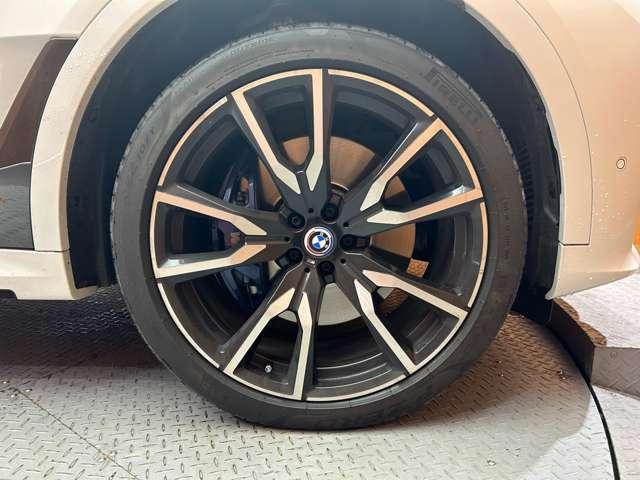 X7 xDrive 35d Mスポーツ サンルーフ 2列目コンフォートシート リアエンターテイメント harmankardon OP22インチAW 茶革シート シートヒーター ベンチレーション 電動リアゲート パーキングアシストプラス(72枚目)