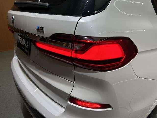 X7 xDrive 35d Mスポーツ サンルーフ 2列目コンフォートシート リアエンターテイメント harmankardon OP22インチAW 茶革シート シートヒーター ベンチレーション 電動リアゲート パーキングアシストプラス(78枚目)