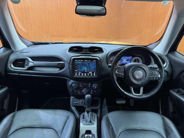 ジープ・レネゲード リミテッド パノラマSR 黒革シート ACC ナビ TV Bカメラ CarPlay Bluetooth接続 電動シート シートヒーター ステアリングH LEDヘッドライト 衝突軽減ブレーキ BSM LKA ETC(4枚目)