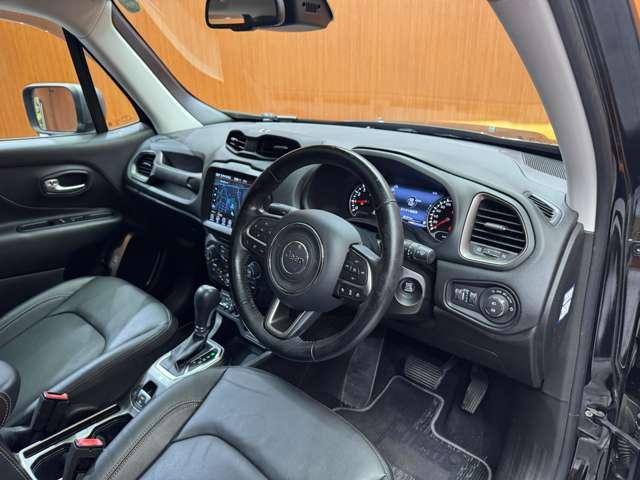 ジープ・レネゲード リミテッド パノラマSR 黒革シート ACC ナビ TV Bカメラ CarPlay Bluetooth接続 電動シート シートヒーター ステアリングH LEDヘッドライト 衝突軽減ブレーキ BSM LKA ETC(5枚目)