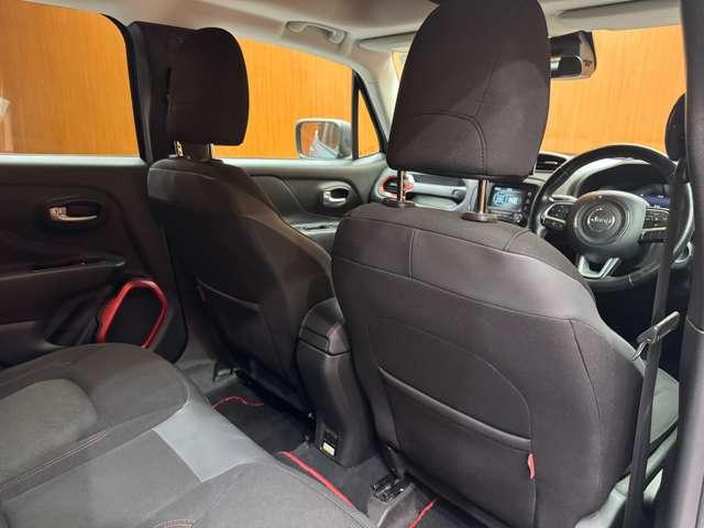 ジープ・レネゲード トレイルホーク　オープンエアルーフ　クルーズコントロール　ディスプレイオーディオ　Ｂｌｕｅｔｏｏｔｈ接続　バックカメラ　パーキングアシスト　車線逸脱防止　プッシュスタート　ＨＩＤヘッドライト　純正ＡＷ　ＥＴＣ（7枚目）