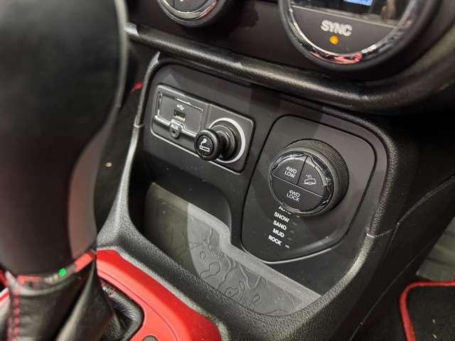 ジープ・レネゲード トレイルホーク　オープンエアルーフ　クルーズコントロール　ディスプレイオーディオ　Ｂｌｕｅｔｏｏｔｈ接続　バックカメラ　パーキングアシスト　車線逸脱防止　プッシュスタート　ＨＩＤヘッドライト　純正ＡＷ　ＥＴＣ（14枚目）