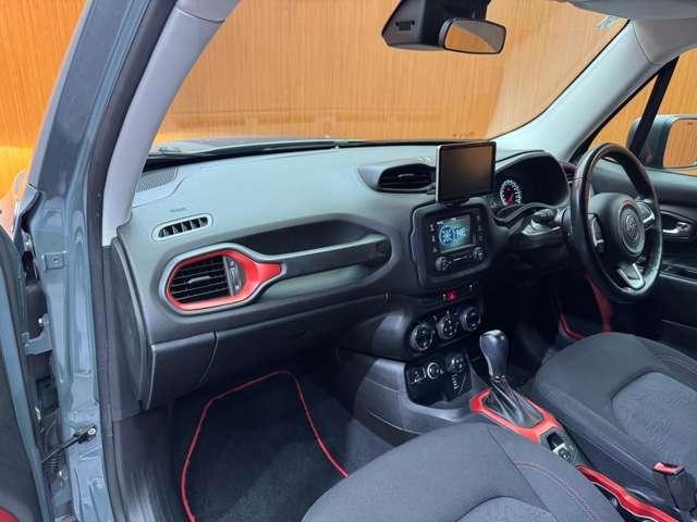 ジープ・レネゲード トレイルホーク　オープンエアルーフ　クルーズコントロール　ディスプレイオーディオ　Ｂｌｕｅｔｏｏｔｈ接続　バックカメラ　パーキングアシスト　車線逸脱防止　プッシュスタート　ＨＩＤヘッドライト　純正ＡＷ　ＥＴＣ（33枚目）