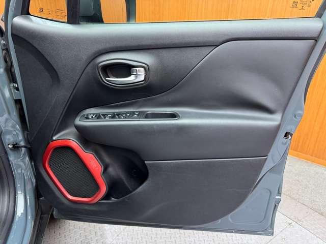 ジープ・レネゲード トレイルホーク　オープンエアルーフ　クルーズコントロール　ディスプレイオーディオ　Ｂｌｕｅｔｏｏｔｈ接続　バックカメラ　パーキングアシスト　車線逸脱防止　プッシュスタート　ＨＩＤヘッドライト　純正ＡＷ　ＥＴＣ（37枚目）