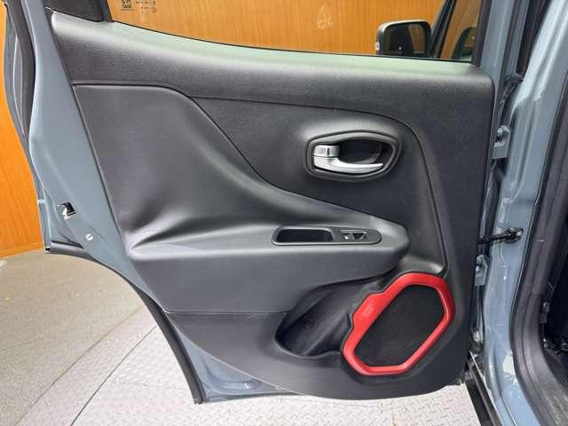 ジープ・レネゲード トレイルホーク　オープンエアルーフ　クルーズコントロール　ディスプレイオーディオ　Ｂｌｕｅｔｏｏｔｈ接続　バックカメラ　パーキングアシスト　車線逸脱防止　プッシュスタート　ＨＩＤヘッドライト　純正ＡＷ　ＥＴＣ（40枚目）