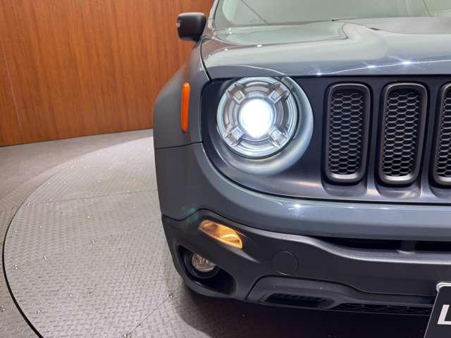 ジープ・レネゲード トレイルホーク　オープンエアルーフ　クルーズコントロール　ディスプレイオーディオ　Ｂｌｕｅｔｏｏｔｈ接続　バックカメラ　パーキングアシスト　車線逸脱防止　プッシュスタート　ＨＩＤヘッドライト　純正ＡＷ　ＥＴＣ（52枚目）