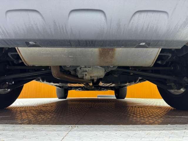 ジープ・レネゲード トレイルホーク　オープンエアルーフ　クルーズコントロール　ディスプレイオーディオ　Ｂｌｕｅｔｏｏｔｈ接続　バックカメラ　パーキングアシスト　車線逸脱防止　プッシュスタート　ＨＩＤヘッドライト　純正ＡＷ　ＥＴＣ（61枚目）