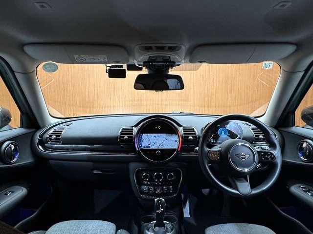 ＭＩＮＩ クーパーＤ　クラブマン　クラシックトリム　ＡＣＣ　半革　ナビ　Ｂカメラ　ＣａｒＰｌａｙ　Ｂｌｕｅｔｏｏｔｈ接続　ＰＤＣ　シートヒーター　ワイヤレスチャージ　ＬＥＤヘッドライト　衝突軽減Ｂ　純正ドラレコ　１オーナー（4枚目）