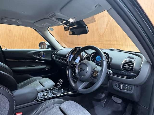 ＭＩＮＩ クーパーＤ　クラブマン　クラシックトリム　ＡＣＣ　半革　ナビ　Ｂカメラ　ＣａｒＰｌａｙ　Ｂｌｕｅｔｏｏｔｈ接続　ＰＤＣ　シートヒーター　ワイヤレスチャージ　ＬＥＤヘッドライト　衝突軽減Ｂ　純正ドラレコ　１オーナー（5枚目）