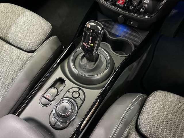 ＭＩＮＩ クーパーＤ　クラブマン　クラシックトリム　ＡＣＣ　半革　ナビ　Ｂカメラ　ＣａｒＰｌａｙ　Ｂｌｕｅｔｏｏｔｈ接続　ＰＤＣ　シートヒーター　ワイヤレスチャージ　ＬＥＤヘッドライト　衝突軽減Ｂ　純正ドラレコ　１オーナー（15枚目）