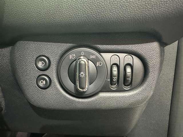 ＭＩＮＩ クーパーＤ　クラブマン　クラシックトリム　ＡＣＣ　半革　ナビ　Ｂカメラ　ＣａｒＰｌａｙ　Ｂｌｕｅｔｏｏｔｈ接続　ＰＤＣ　シートヒーター　ワイヤレスチャージ　ＬＥＤヘッドライト　衝突軽減Ｂ　純正ドラレコ　１オーナー（25枚目）