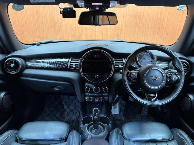 ＭＩＮＩ クーパー　コンバーチブル　サイドウォークエディション　限定車　革シート　クルーズコントロール　シートヒーター　ナビ　Ｂカメラ　Ｂｌｕｅｔｏｏｔｈ接続　ＰＤＣ　ＬＥＤヘッドライト　コンフォートアクセス　インテリジェントセーフティ　ドラレコ　ミラー内蔵ＥＴＣ（4枚目）