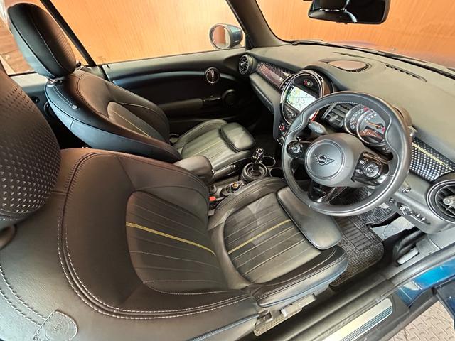 ＭＩＮＩ クーパー　コンバーチブル　サイドウォークエディション　限定車　革シート　クルーズコントロール　シートヒーター　ナビ　Ｂカメラ　Ｂｌｕｅｔｏｏｔｈ接続　ＰＤＣ　ＬＥＤヘッドライト　コンフォートアクセス　インテリジェントセーフティ　ドラレコ　ミラー内蔵ＥＴＣ（5枚目）