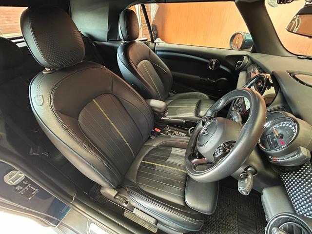 ＭＩＮＩ クーパー　コンバーチブル　サイドウォークエディション　限定車　革シート　クルーズコントロール　シートヒーター　ナビ　Ｂカメラ　Ｂｌｕｅｔｏｏｔｈ接続　ＰＤＣ　ＬＥＤヘッドライト　コンフォートアクセス　インテリジェントセーフティ　ドラレコ　ミラー内蔵ＥＴＣ（6枚目）