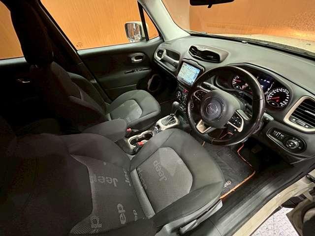 ジープ・レネゲード ロンジチュード　ビーツオーディオ　クルーズコントロール　レーンキープアシスト　ＫＥＮＷＯＯＤナビ　フルセグＴＶ　バックカメラ　Ｂｌｕｅｔｏｏｔｈ　純正アルミホイール　ＥＴＣ（5枚目）