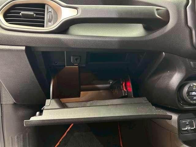 ジープ・レネゲード ロンジチュード　ビーツオーディオ　クルーズコントロール　レーンキープアシスト　ＫＥＮＷＯＯＤナビ　フルセグＴＶ　バックカメラ　Ｂｌｕｅｔｏｏｔｈ　純正アルミホイール　ＥＴＣ（29枚目）