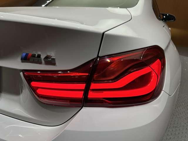 M4 M4クーペ 19インチAW harman/kardon 黒革 カーボンインテリア カーボンルーフ ブルーキャリパー HUD インテリジェントセーフティ クルコン 純正ナビ Bluetooth シートヒーター(64枚目)