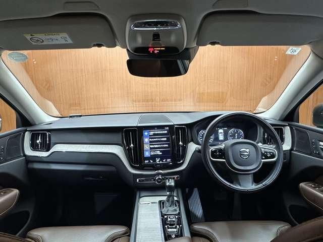 ＸＣ６０ Ｔ５　ＡＷＤ　インスクリプション　パノラマＳＲ　茶革シート　ｈａｒｍａｎｋａｒｄｏｎサウンド　ＨＵＤ　ＡＣＣ　ナビ　３６０°Ｂｌｕｅｔｏｏｔｈ接続　シートヒーター　ベンチレーション　電動リアゲート　パークアシスト　衝突軽減Ｂ　ＢＳＭ（4枚目）