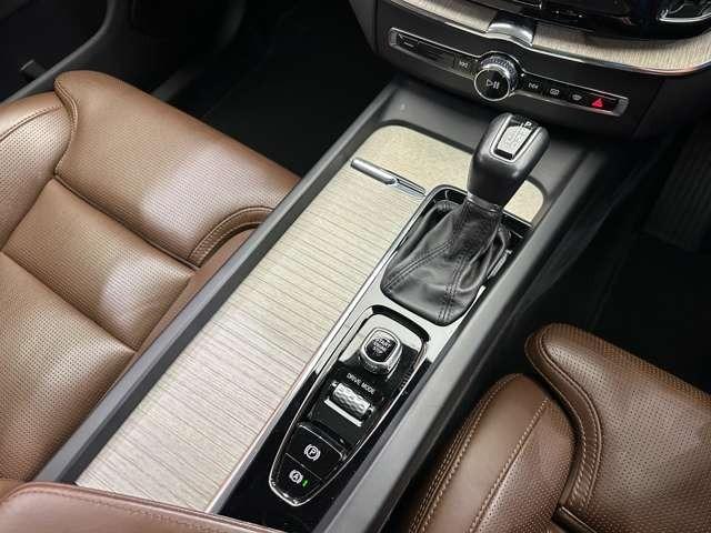 ＸＣ６０ Ｔ５　ＡＷＤ　インスクリプション　パノラマＳＲ　茶革シート　ｈａｒｍａｎｋａｒｄｏｎサウンド　ＨＵＤ　ＡＣＣ　ナビ　３６０°Ｂｌｕｅｔｏｏｔｈ接続　シートヒーター　ベンチレーション　電動リアゲート　パークアシスト　衝突軽減Ｂ　ＢＳＭ（15枚目）