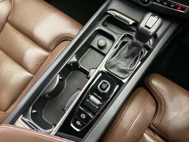 ＸＣ６０ Ｔ５　ＡＷＤ　インスクリプション　パノラマＳＲ　茶革シート　ｈａｒｍａｎｋａｒｄｏｎサウンド　ＨＵＤ　ＡＣＣ　ナビ　３６０°Ｂｌｕｅｔｏｏｔｈ接続　シートヒーター　ベンチレーション　電動リアゲート　パークアシスト　衝突軽減Ｂ　ＢＳＭ（16枚目）