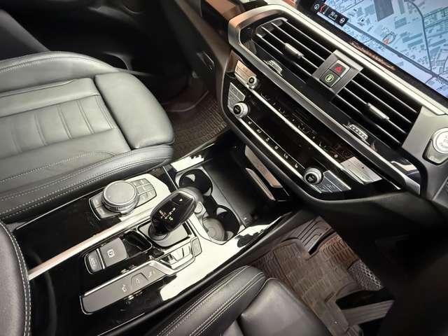 輸入車ディーラー採用のドライブレコーダーも選べます。万が一の事故の際のお守りとしていかがでしょうか？その他様々なオプションをご用意しております。