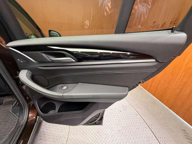 マットブラックにホワイトのＬＩＢＥＲＡＬＡのロゴの建物と看板が目印です。