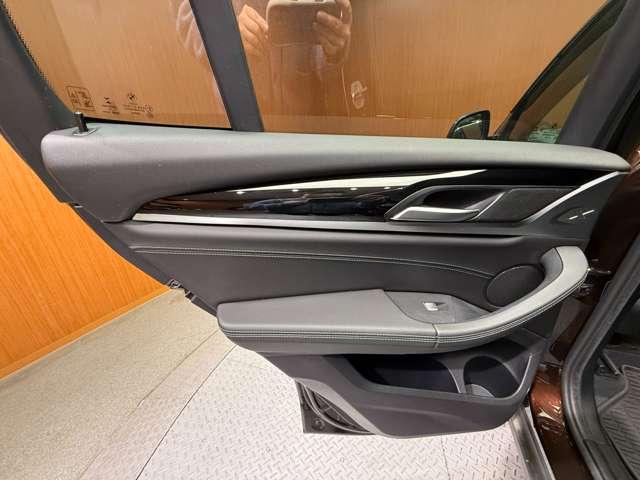 マットブラックにホワイトのＬＩＢＥＲＡＬＡのロゴの建物と看板が目印です。