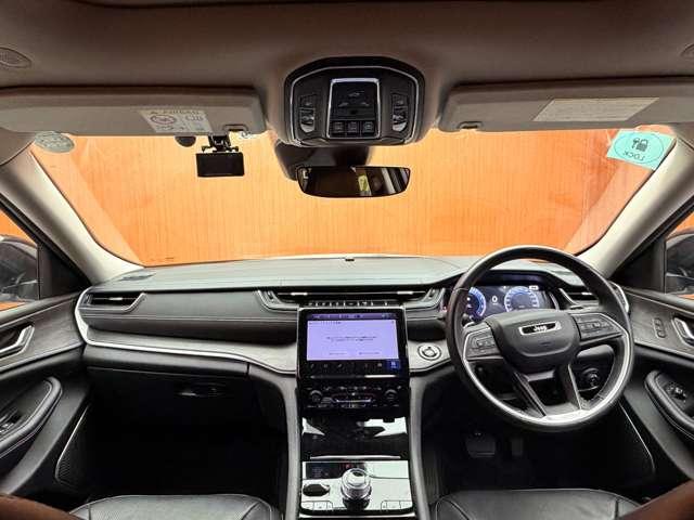ジープ・グランドチェロキーＬ リミテッド　パノラマＳＲ　ＡＣＣ　黒革シート　ＨＵＤ　ナビ　ＴＶ　３６０°ＣａｒＰｌａｙ　Ｂｌｕｅｔｏｏｔｈ接続　ＡＬＰＩＮＥサウンド　シートＨ　ＬＥＤヘッドライト　衝突軽減Ｂ　ＢＳＭ　ＬＫＡ　ドラレコ　ＥＴＣ（4枚目）