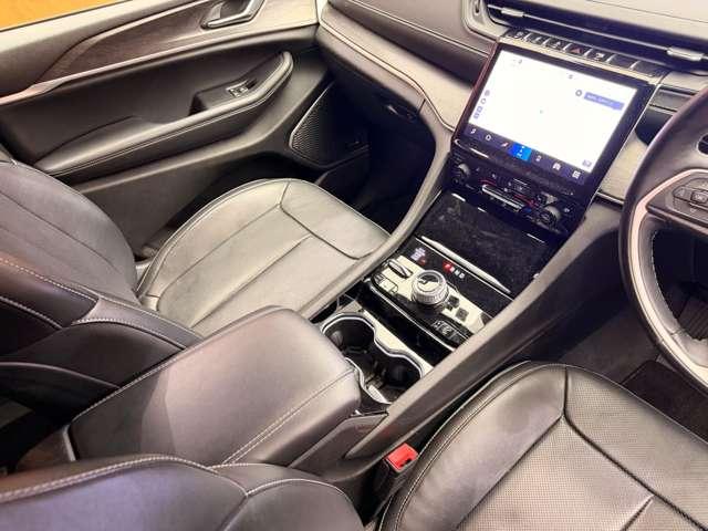 ジープ・グランドチェロキーＬ リミテッド　パノラマＳＲ　ＡＣＣ　黒革シート　ＨＵＤ　ナビ　ＴＶ　３６０°ＣａｒＰｌａｙ　Ｂｌｕｅｔｏｏｔｈ接続　ＡＬＰＩＮＥサウンド　シートＨ　ＬＥＤヘッドライト　衝突軽減Ｂ　ＢＳＭ　ＬＫＡ　ドラレコ　ＥＴＣ（16枚目）