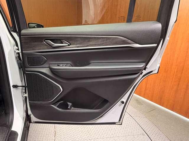 ジープ・グランドチェロキーＬ リミテッド　パノラマＳＲ　ＡＣＣ　黒革シート　ＨＵＤ　ナビ　ＴＶ　３６０°ＣａｒＰｌａｙ　Ｂｌｕｅｔｏｏｔｈ接続　ＡＬＰＩＮＥサウンド　シートＨ　ＬＥＤヘッドライト　衝突軽減Ｂ　ＢＳＭ　ＬＫＡ　ドラレコ　ＥＴＣ（50枚目）