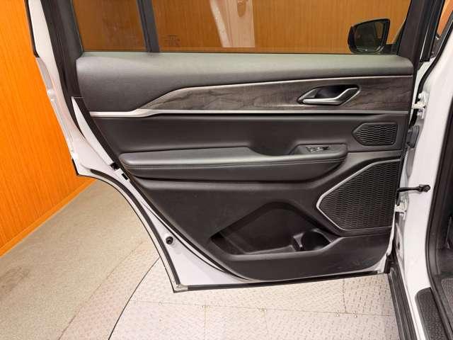 ジープ・グランドチェロキーＬ リミテッド　パノラマＳＲ　ＡＣＣ　黒革シート　ＨＵＤ　ナビ　ＴＶ　３６０°ＣａｒＰｌａｙ　Ｂｌｕｅｔｏｏｔｈ接続　ＡＬＰＩＮＥサウンド　シートＨ　ＬＥＤヘッドライト　衝突軽減Ｂ　ＢＳＭ　ＬＫＡ　ドラレコ　ＥＴＣ（51枚目）