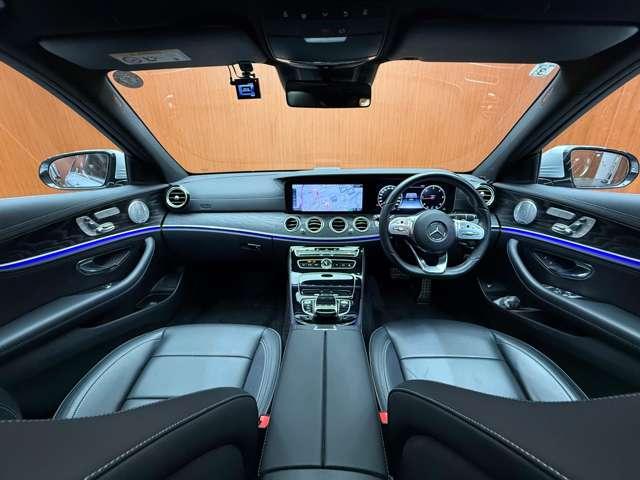 Ｅクラス Ｅ２２０ｄ　アバンギャルド　ＡＭＧライン　パノラマＳＲ　純正ナビ　３６０°カメラ　ＡＣＣ　ＢＳＭ　ＨＵＤ　黒革　シートヒーター　パワーシート　ＬＥＤヘッドライト　オートライト　Ｂｕｒｍｅｓｔｅｒ　電動リアゲート　アンビエントライト（4枚目）