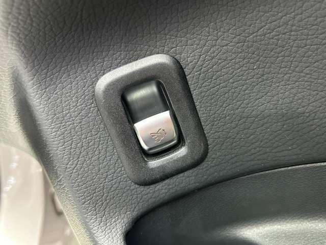 ＧＬＣ ＧＬＣ３００　４マチック　ＡＭＧライン　レザーエクスクルーシブＰＫＧ　パノラマＳＲ　純正ナビ　３６０°カメラ　ＡＣＣ　ＨＵＤ　シートヒーター　パワーシート　ＬＥＤヘッドライト　ハイビームアシスト　電動リアゲート　アンビエントライト（30枚目）