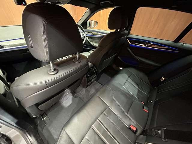 マットブラックにホワイトのＬＩＢＥＲＡＬＡのロゴの建物と看板が目印です。