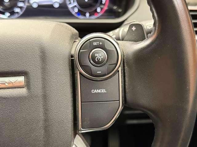 マットブラックにホワイトのＬＩＢＥＲＡＬＡのロゴの建物と看板が目印です。