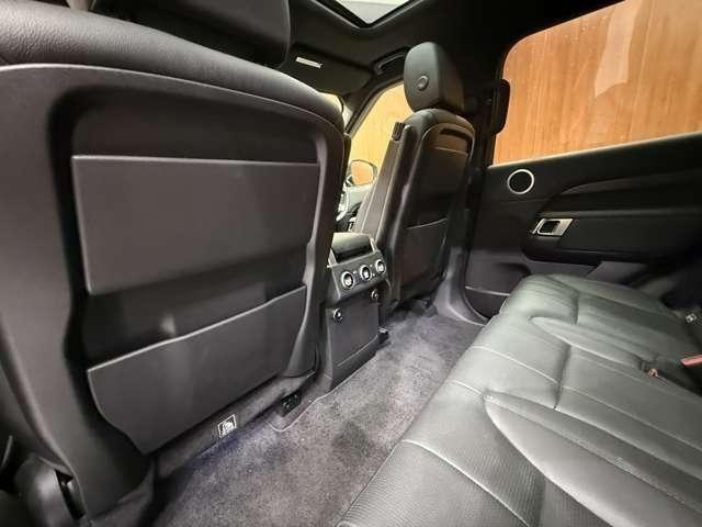 マットブラックにホワイトのＬＩＢＥＲＡＬＡのロゴの建物と看板が目印です。