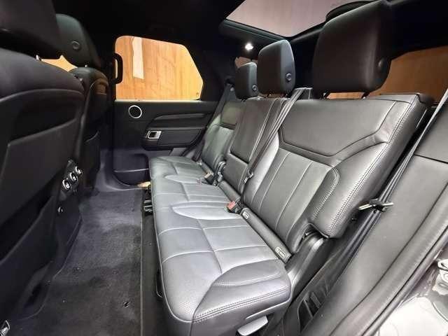 マットブラックにホワイトのＬＩＢＥＲＡＬＡのロゴの建物と看板が目印です。