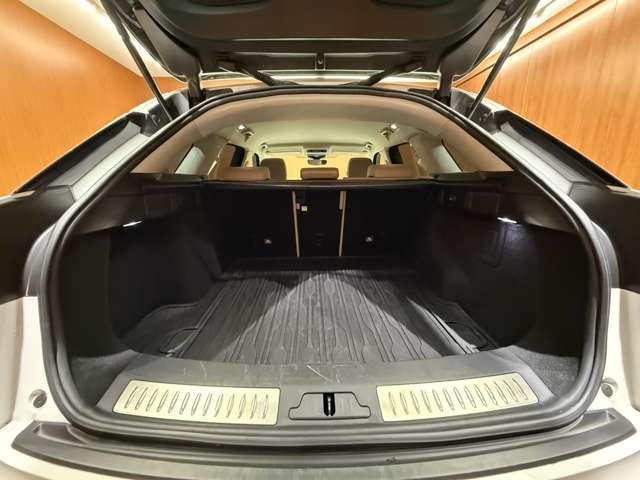 レンジローバーヴェラール プラス　特別仕様車　ＡＣＣ　純正ナビ　３６０°カメラ　レザーシート　シートヒーター　パワーシート　ＬＥＤヘッドライト　オートライト　電動リアゲート　純正１８インチＡＷ　ＥＴＣ　レーンキープアシスト（40枚目）