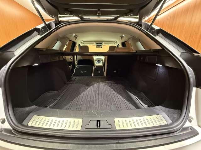 レンジローバーヴェラール プラス　特別仕様車　ＡＣＣ　純正ナビ　３６０°カメラ　レザーシート　シートヒーター　パワーシート　ＬＥＤヘッドライト　オートライト　電動リアゲート　純正１８インチＡＷ　ＥＴＣ　レーンキープアシスト（41枚目）