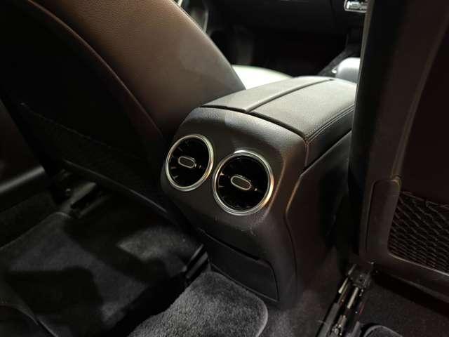 マットブラックにホワイトのＬＩＢＥＲＡＬＡのロゴの建物と看板が目印です。