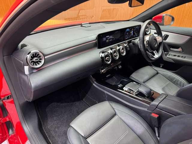 マットブラックにホワイトのＬＩＢＥＲＡＬＡのロゴの建物と看板が目印です。