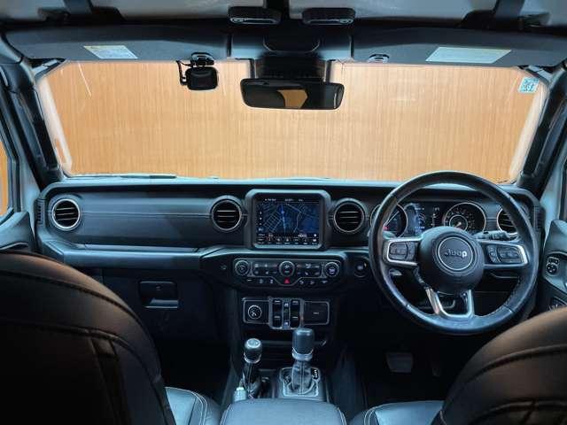 ジープ・ラングラーアンリミテッド サハラ　ＡＣＣ　黒革　ナビ　ＴＶ　Ｂカメラ　Ｂｌｕｅｔｏｏｔｈ接続　ＡＬＰＩＮＥスピーカー　シートＨ　ステアリングＨ　ＬＥＤヘッドライト　パークアシスト　衝突軽減Ｂ　ＢＳＭ　ワンオーナー　ドラレコ　ＥＴＣ（4枚目）