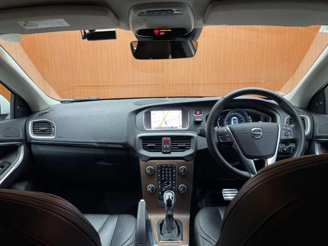 Ｖ４０ Ｄ４　インスクリプション　ＡＣＣ　黒革シート　ｈａｒｍａｎｋａｒｄｏｎサウンド　ナビ　Ｂカメラ　Ｂｌｕｅｔｏｏｔｈ接続　前席電動シート　ＬＥＤヘッドライト　パーキングしスト　衝突軽減ブレーキ　ＢＳＭ　ＬＫＡ　ドラレコ　ＥＴＣ（4枚目）