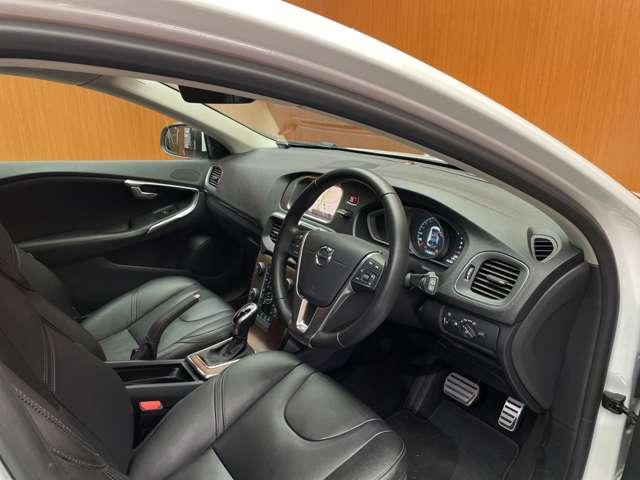 Ｖ４０ Ｄ４　インスクリプション　ＡＣＣ　黒革シート　ｈａｒｍａｎｋａｒｄｏｎサウンド　ナビ　Ｂカメラ　Ｂｌｕｅｔｏｏｔｈ接続　前席電動シート　ＬＥＤヘッドライト　パーキングしスト　衝突軽減ブレーキ　ＢＳＭ　ＬＫＡ　ドラレコ　ＥＴＣ（5枚目）