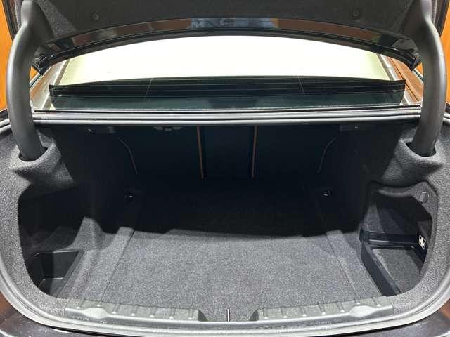 �}�b�g�u���b�N�Ƀz���C�g�̂k�h�a�d�q�`�k�`�̃��S�̌����ƊŔ��ڈ�ł��B