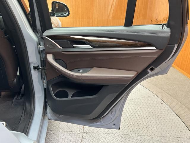 Ｘ３ ｘＤｒｉｖｅ　２０ｄ　Ｍスポーツ　茶革シート　ＡＣＣ　ナビ　地デジＴＶ　３６０°　Ｂｌｕｅｔｏｏｔｈ接続　ＣａｒＰｌａｙ　シートＨ　パーキングアシスト　パワーバックドア　ＬＥＤヘッドライト　　衝突軽減Ｂ　ＢＳＭ　ＬＫＡ　ワンオーナー（42枚目）