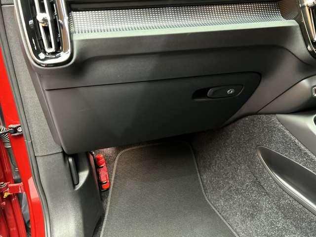 ＸＣ４０ Ｔ４　ＡＷＤ　Ｒデザイン　ＡＣＣ　純正ナビ　３６０°カメラ　ハーフレザーシート　パワーシート　シートヒーター　レーンアシスト　ブラインドスポット　パーキングアシスト　電動リアゲート　コーナーセンサー　オートライト　ドラレコ（31枚目）